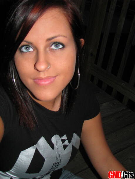 GND GFs are pleased to offer you a free pictures featuring Roxy unveiling hot form