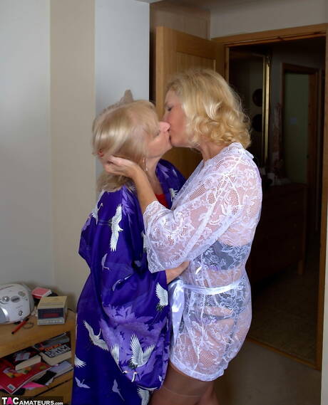 TAC Amateurs pleased to share with you a free gallery with Molly Milf in scene enjoying a passionate lesbian foreplay