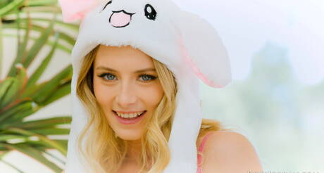 Jules Jordan offers xxx pic gallery with Kyler Quinn in boy-girl scene