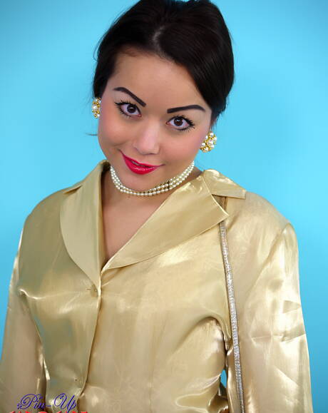 Pin Up Wow invites you to browse their xxx pics with Petra unveiling hot body